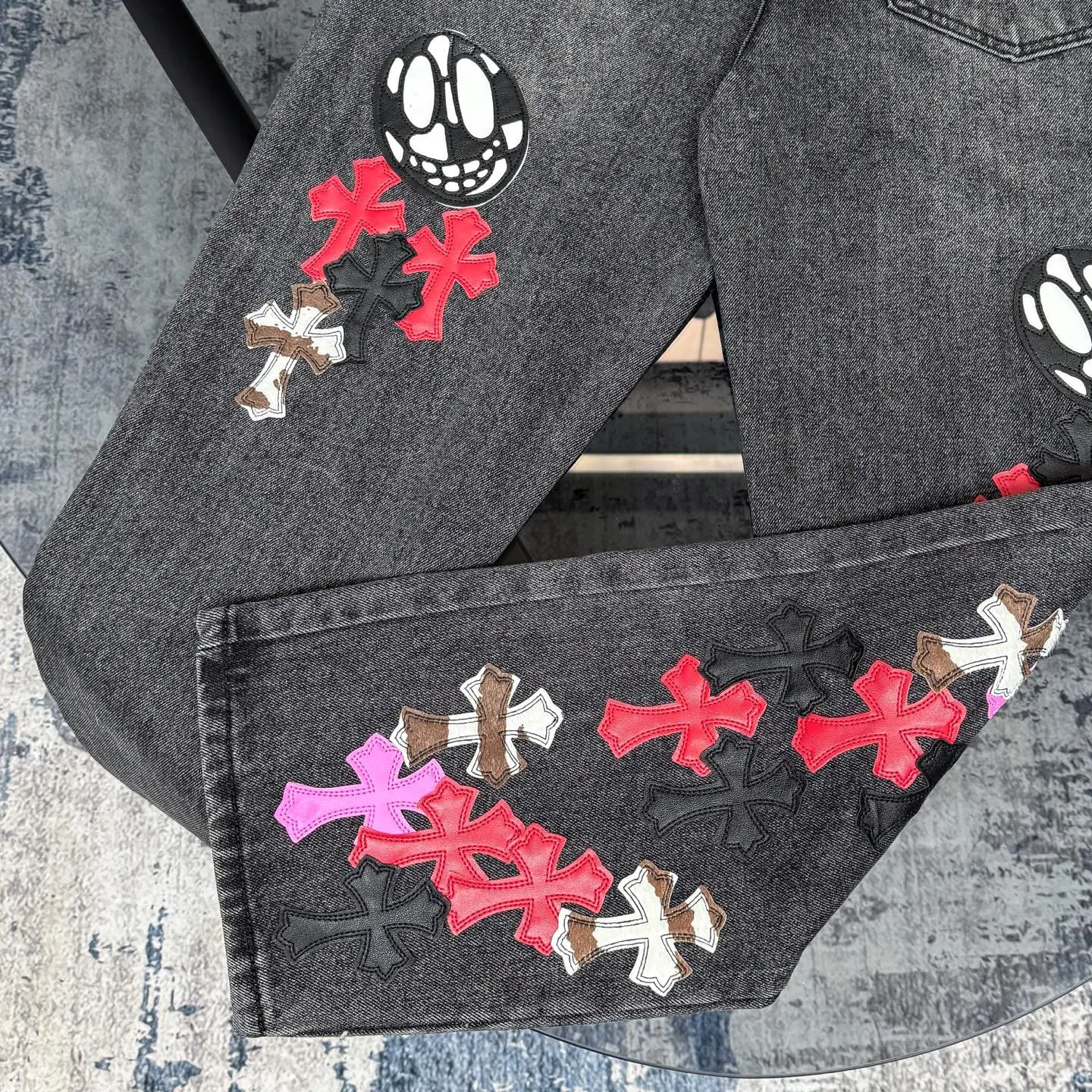 P300 Chrome Hearts CH Chrome Hearts three-color patchwork leather grimace element rapper Nomi's same style cross jeans, truly restores the ultimate vintage texture (no original standard flat version) Italian special cowhide print and then cut, custom-made sheepskin three-layer thick line leather, the whole body is spliced in heavy water washing process, craftsmen hand-splash ink, you can see the details, three-dimensional cutting version, loose and comfortable, not picky about the figure, tall and slim, factory Seiko, original factory quality control, same style for men and women Can be matched with couples. Versatile recommendation. Must-have jeans for all seasons. Color: black Size: S-XL (28-36)